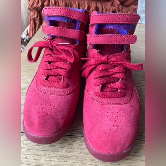 Red Reebok sneaker - Picture 2 of 3